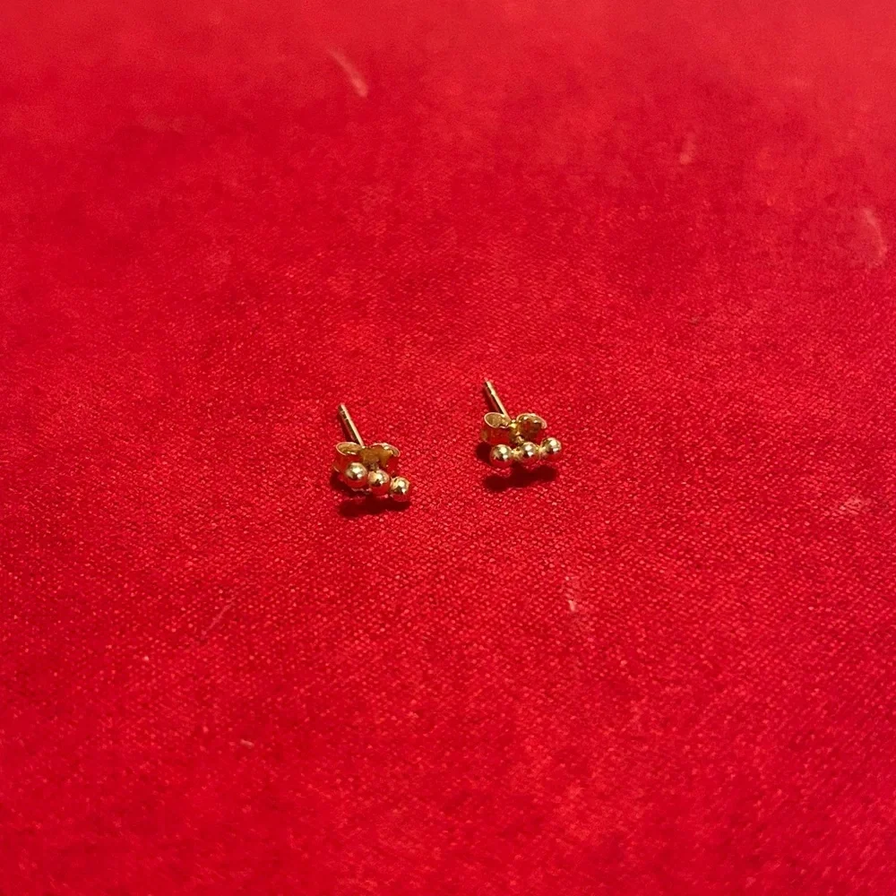 Mejuri Spheres Bar Studs (Solid Gold) - Picture 2 of 5